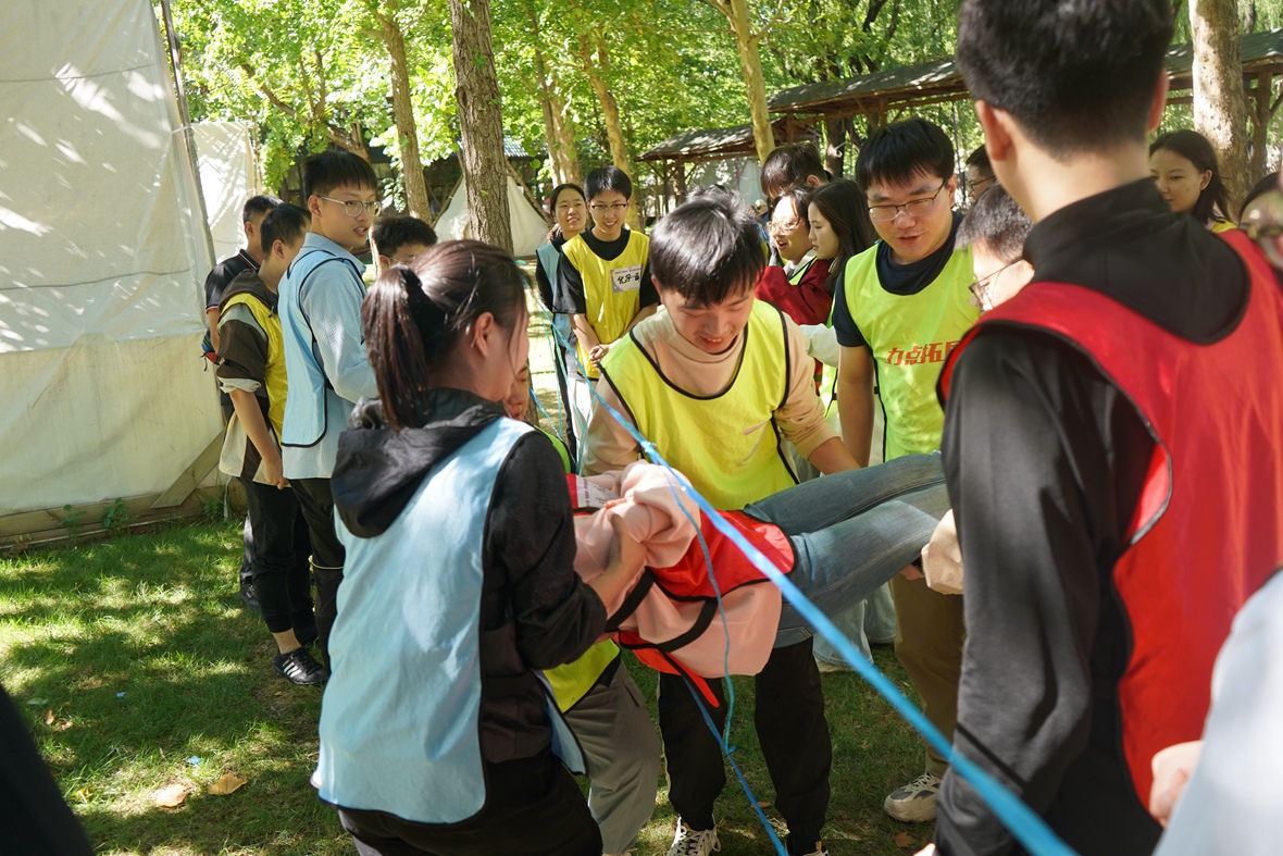 大学生班干部素质拓展训练