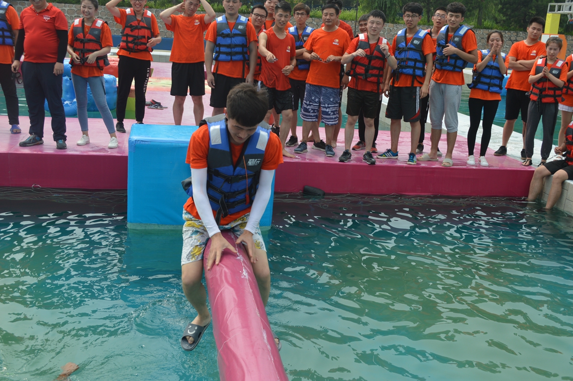 夏天团建拓展水上大冲关