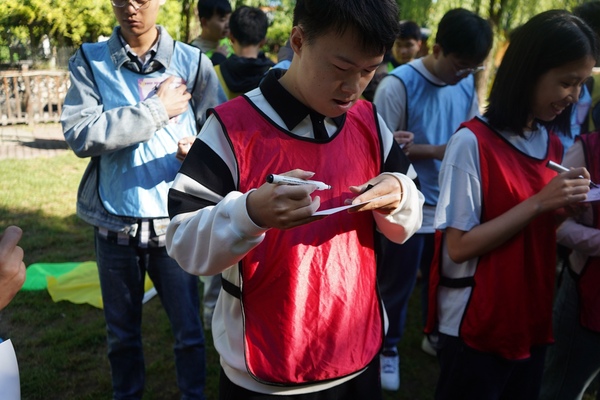 大学生班干部素质拓展活动